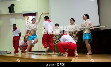 SASEBO, Japon (17 mai 2017) Les membres de l'Association Filipino-American exécuter une danse tinikling, commandant de bord de la flotte américaine de Sasebo activités le 17 mai 2017. La danse faisait partie d'un asiatique et des îles du Pacifique Présentation du Mois du patrimoine. (U.S. Photo par marine Spécialiste de la communication de masse Seaman Geoffrey P. Barham/libérés) Banque D'Images