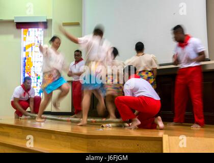 SASEBO, Japon (17 mai 2017) Les membres de l'Association Filipino-American exécuter une danse tinikling, commandant de bord de la flotte américaine de Sasebo activités le 17 mai 2017. La danse faisait partie d'un asiatique et des îles du Pacifique Présentation du Mois du patrimoine. (U.S. Photo par marine Spécialiste de la communication de masse Seaman Geoffrey P. Barham/libérés) Banque D'Images