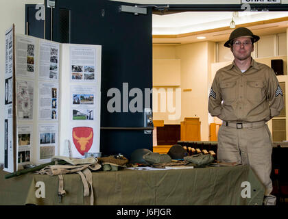 SASEBO, Japon (17 mai 2017) Spécialiste de la communication de masse 1re classe David Krigbaum se distingue avec son écran et collection d'artefacts et des répliques des Scouts des Philippines dans le cadre d'un asiatique et des îles du Pacifique à bord du Mois du patrimoine présentation donnée, commandant de la flotte américaine de Sasebo activités le 17 mai 2017. L'affichage a mis en relief l'histoire de la Philippine Scouts et leur rôle dans la Batle de Bataan. (U.S. Photo par marine Spécialiste de la communication de masse Seaman Geoffrey P. Barham/libérés) Banque D'Images