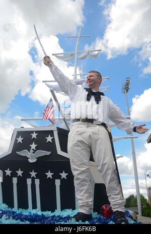 SPOKANE, Washington (le 18 mai 2017) l'entretien des Administrationman Airman Tchad Callahan, de Long Island NY, et affectés à l'USS Constitution, Lève son sabre à bord d'un flotteur réplique faite par Marine Centre de soutien opérationnel pour le Spokane Spokane 2017 Semaine de la Marine. Depuis 2005, le programme de la Semaine de la marine a été le principal effort de sensibilisation de la Marine dans des régions du pays sans une importante présence de la marine, avec 195 semaines de la marine tenue à 71 villes des États-Unis. Le programme est conçu pour aider les Américains comprennent que leur marine est déployée à travers le monde, à toute heure, prêt à de Banque D'Images