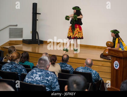 170518-N-LQ926-066 Everett, Washington (le 18 mai 2017) Les membres de l'Université de Washington Indiana Club effectuer une danse hawaïenne traditionnelle lors d'une cuisine asiatique et des îles du Pacifique dans la célébration du Mois du patrimoine Station Navale Everett auditorium. Pendant tout le mois de mai, de marins de la région nord-ouest de la Marine à travers les commandes vont participer à des cérémonies et manifestations visant à sensibiliser et à mettre en évidence les différentes contributions culturelles faites par des membres de la cuisine asiatique et des îles du Pacifique de la communauté. (U.S. Photo par marine Spécialiste de la communication de masse 2e classe Alex Van'tLeven/Rel Banque D'Images