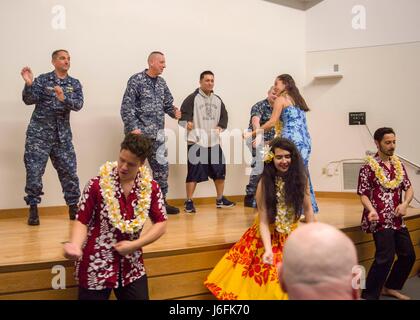 170518-N-LQ926-118 Everett, Washington (le 18 mai 2017) Station Navale Everett (SNG) leadership commande participer à une danse hawaïenne traditionnelle avec des membres de l'Université de Washington Indiana Club lors d'une cuisine asiatique et des îles du Pacifique dans la célébration du Mois du patrimoine Station Navale Everett auditorium. Pendant tout le mois de mai, de marins de la région nord-ouest de la Marine à travers les commandes vont participer à des cérémonies et manifestations visant à sensibiliser et à mettre en évidence les différentes contributions culturelles faites par des membres de la cuisine asiatique et des îles du Pacifique de la communauté. (U.S. Photo par Marine Banque D'Images