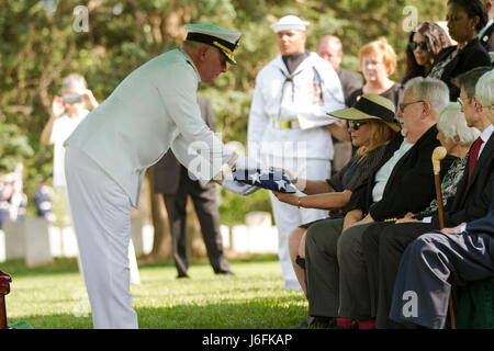 Service commun d'unités de cérémonie participent à un tous les honneurs de funérailles pour Melvin Laird au cimetière national d'Arlington, à Arlington, Va., le 19 mai 2017. Melvin Laird, l'ancien secrétaire de la défense qui s'est terminée l'impopulaire projet militaire et mis en retrait des troupes américaines de la guerre du Vietnam, est mort le 16 novembre 2016, à l'âge de 94 ans. Banque D'Images