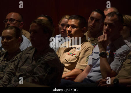 Des sous-officiers de plusieurs directions de service participent à un panel conjoint de hauts dirigeants recrutés au cours d'un séminaire de perfectionnement professionnel à Fort Lesley J. McNair, Washington D.C. pour améliorer les compétences en leadership, en communication et en coordination. Banque D'Images