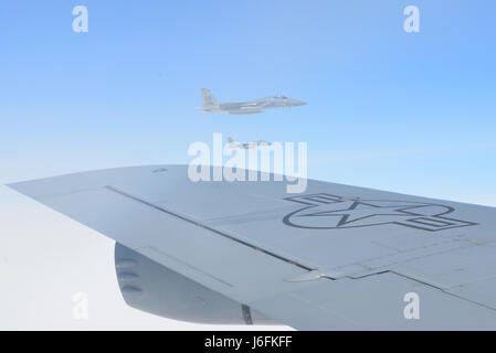 Deux avions F-15 Eagle de RAF Lakenheath, Angleterre, volent en formation suivant pour le KC-135 Stratotanker ils juste approvisionné à 19 Mai, 2017. Le KC-135 est affecté à RAF Mildenhall, Angleterre. Les trois avions sont sur leur chemin à l'appui de défi arctique 2017, un exercice multinational qui englobe 11 pays et plus de 100 aéronefs. (U.S. Air Force photo de Tech. Le Sgt. David Dobrydney) Banque D'Images