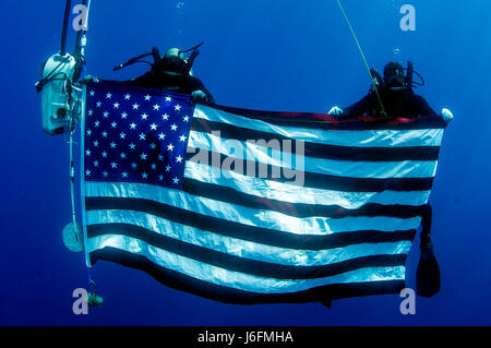 Les techniciens des explosifs et munitions 2e classe Alexander Greenspan et Abraham Ruiz, attribué à un groupe de tâches 56.1, l'extension de l'unité mobile 12, posent pour une photo avec un drapeau américain au cours d'une plongée de formation pour faire de l'exercice 2017 lion avide. Lion avide est un exercice annuel le Commandement central américain en Jordanie visant à renforcer des relations militaires- entre les États-Unis, la Jordanie et d'autres partenaires internationaux. La nouvelle édition se compose d'environ 7 200 militaires provenant de plus de 20 nations qui permettra de répondre aux scénarios impliquant la sécurité des frontières, de commandement et de contrôle, de la cyberdéfense Banque D'Images