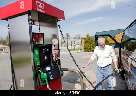 Michigan Upper Peninsula,U.P.,UP,H58,Cenex,adulte adultes homme homme hommes,van,véhicule,essence,essence,carburant,pompe,flexible,diesel,station-service,visiteurs voyages tra Banque D'Images