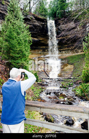 Michigan Upper Peninsula, U.P., HAUT, lac supérieur, Pictured Rocks National Lakeshore, Munising Falls, vue sur, Grands Lacs, chute d'eau, homme hommes homme, senior sen Banque D'Images