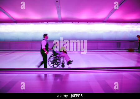 Michigan,MI,Mich,Detroit,DTW,Detroit Metropolitan Wayne County Airport Gate,arrivée,départ,compagnies aériennes,passagers passagers rider riders,fauteuil roulant,di Banque D'Images