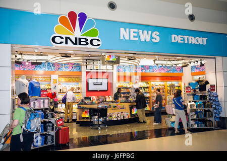 Michigan,MI,Mich,Detroit,DTW,Detroit Metropolitan Wayne County Airport terminal,porte,arrivée,départ,compagnies aériennes,homme hommes,femme femmes,CNBC N Banque D'Images