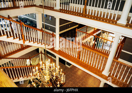 Sevierville Tennessee, Smoky Mountains, Clarion Inn, Willow River, hôtel, hall, escalier, main courante, balustre, vue sur le plafond, atrium, lustre, étages, TN080428 Banque D'Images