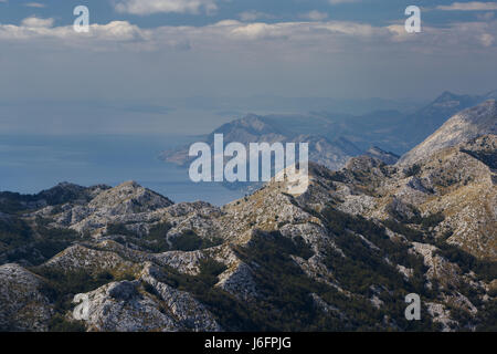 Vue imprenable depuis le pic élevé Sveti Jure au-dessus de Makarska, Dalmatie, Croatie Banque D'Images