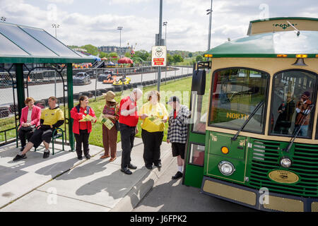 Sevierville Tennessee,Smoky Mountains,NASCAR Speedpark Trolley Stop,hommes,femmes,groupe,seniors,Fun Time,arrêt de trolley,abri de bus,embarquement,attraction,carte, Banque D'Images