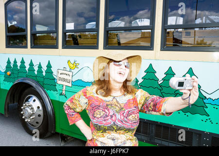 Sevierville Tennessee,Smoky Mountains,NASCAR Speedpark Trolley Stop,femme femme,chapeau de paille,appareil photo,numérique,Fun Time,trolley,autoportrait,selfie, Banque D'Images