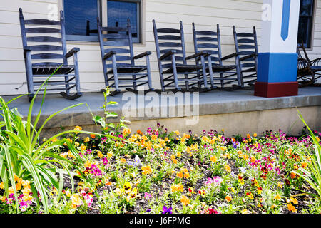 Sevierville Tennessee, Smoky Mountains, parcours de golf Eagle's Landing, extérieur, devant, entrée, porche, jardin, fleurs, fleurs, pansies, chaises à bascule, am Banque D'Images