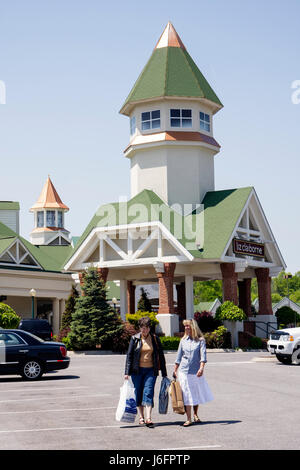 Sevierville Tennessee, Smoky Mountains, Tanger Outlets à Five Oaks, shopping shopping shopping shopping shopping shopping shopping shopping shopping boutiques marché achat, magasins d'affaires bus Banque D'Images