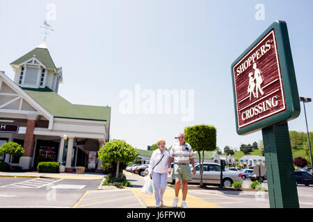 Sevierville Tennessee, Tanger Outlets à Five Oaks, shopping shopper shoppers shopping magasins marché d'achat vente, magasin magasins d'affaires entreprises, femme fe Banque D'Images