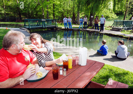 Sevierville Tennessee, Smoky Mountains, ferme et grill de la montagne anglaise, capture, manger, arc-en-ciel arc-en-ciel truite, adultes homme hommes hommes, femme femmes fem Banque D'Images