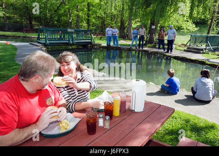 Sevierville Tennessee, Smoky Mountains, ferme et grill de la montagne anglaise, capture, manger, arc-en-ciel arc-en-ciel truite, adultes homme hommes hommes, femme femmes fem Banque D'Images