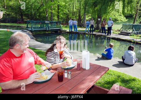 Sevierville Tennessee, Smoky Mountains, ferme et grill de la montagne anglaise, capture, manger, arc-en-ciel arc-en-ciel truite, adultes homme hommes hommes, femme femmes fem Banque D'Images