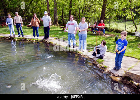 Sevierville Tennessee, Smoky Mountains, English Mountain Trout Farm & Grill, pêche, manger, truite arc-en-ciel, pêche, garçons, garçons, enfants, enfants, enfants, jeunes enfants Banque D'Images