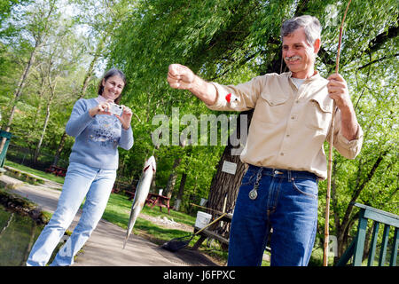 Sevierville Tennessee, Smoky Mountains, ferme et grill de la montagne anglaise, capture, manger, arc-en-ciel arc-en-ciel truite, adultes homme hommes hommes, femme femmes fem Banque D'Images