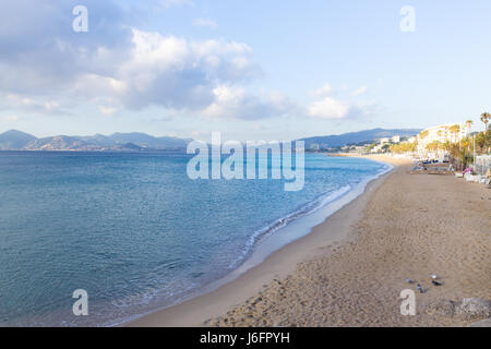 Plage de Cannes vue jour, France. Célèbre ville du sud de la France. Promenade de la Croisette Banque D'Images