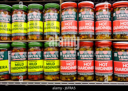 Kenosha Wisconsin, Tenuta's Delicatessen Liquors et vins, marché italien, bouteilles, bocaux, marques de magasin, légumes marinés, légumes, poivrons, chaud, doux, relis Banque D'Images