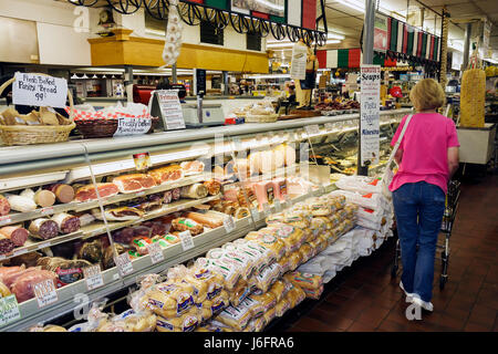 Kenosha Wisconsin,Tenuta's Delicatessen Liquors and Wines,marché italien,nourriture,produits importés,charcuterie,viandes,comptoir,proscuito,adulte femme W Banque D'Images