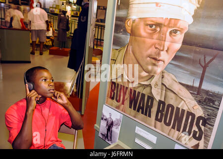 Wisconsin Kenosha County,Kenosha,Simmons Island,Kenosha History Center,centre,Black boy garçons,mâle Kid enfants enfants enfants jeune,Seconde Guerre mondiale Banque D'Images