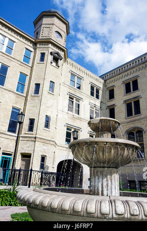 Wisconsin Kenosha County,Kenosha,Third 3rd Avenue Historic District,Kemper Center,Center,Italianate architecture,fontaine,tour,prepara de l'ancienne femme Banque D'Images