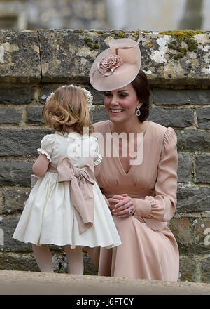 (170520) -- ENGLEFIELD (Grande-Bretagne), le 20 mai 2017 (Xinhua) -- Catherine, duchesse de Cambridge, parle avec sa fille, la Princesse Charlotte de Cambridge après le mariage de Pippa Middleton et James Matthews à l'église Saint Marc à Englefield, la Grande-Bretagne le 20 mai 2017. Pippa Middleton, la soeur de Catherine, duchesse de Cambridge épousa James Matthews ici le samedi. (Xinhua) -UK OUT- Banque D'Images