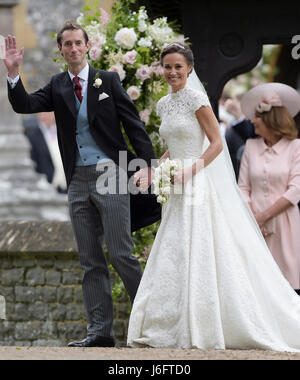 (170520) -- ENGLEFIELD (Grande-Bretagne), le 20 mai 2017 (Xinhua) -- Pippa Middleton (R) et James Matthews sourire après leur mariage à l'église Saint Marc à Englefield, la Grande-Bretagne le 20 mai 2017. Pippa Middleton, la soeur de Catherine, duchesse de Cambridge épousa James Matthews ici le samedi. (Xinhua) -UK OUT- Banque D'Images