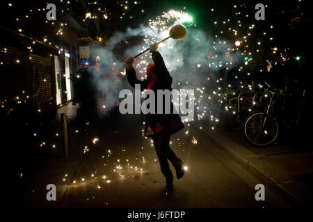 La Catalogne, Espagne. 20 mai, 2017. À Barcelone une des danses du diable au milieu de la pyrotechnie pendant un correfoc pour les Festes de Maig (mai) Festival de Poblenou quartier. Correfocs, une vieille tradition où les gens habillés en démons exploser des pétards et des fusées éclairantes, prendre part à de nombreux festivals locaux du pays catalan. Crédit : Jordi Boixareu/ZUMA/Alamy Fil Live News Banque D'Images