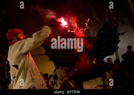 La Catalogne, Espagne. 20 mai, 2017. À Barcelone un diable allume le pyrothecnics d'une figure en carton pendant un correfoc pour les Festes de Maig (mai) Festival de Poblenou quartier. Correfocs, une vieille tradition où les gens habillés en démons exploser des pétards et des fusées éclairantes, prendre part à de nombreux festivals locaux du pays catalan. Crédit : Jordi Boixareu/ZUMA/Alamy Fil Live News Banque D'Images