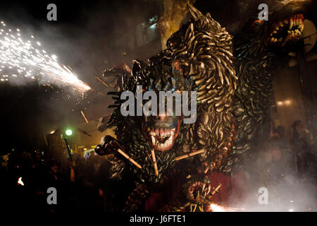 La Catalogne, Espagne. 20 mai, 2017. 20 mai 2017 - Barcelone, Catalogne, Espagne - bêtes infernales entouré de fumée et d'artifice rendez-vous dans les rues de Barcelone, dans le quartier de Poblenou pendant l'Festes de Maig (Fête de Mai). Correfocs, une vieille tradition où les gens habillés en démons exploser des pétards et des fusées éclairantes, prendre part à de nombreux festivals locaux du pays catalan. Crédit : Jordi Boixareu/Alamy Live News Banque D'Images