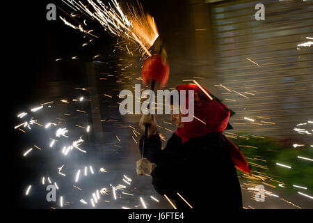 La Catalogne, Espagne. 20 mai, 2017. 20 mai 2017 - Barcelone, Catalogne, Espagne - Barcelone en un diable s'exécute au milieu de la pyrotechnie pendant un correfoc pour les Festes de Maig (mai) Festival de Poblenou quartier. Correfocs, une vieille tradition où les gens habillés en démons exploser des pétards et des fusées éclairantes, prendre part à de nombreux festivals locaux du pays catalan. Crédit : Jordi Boixareu/Alamy Live News Banque D'Images