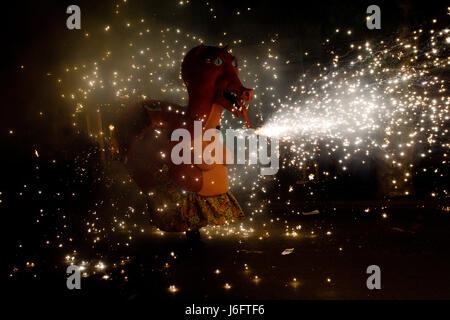 La Catalogne, Espagne. 20 mai, 2017. Une figure en carton entouré de fumée et d'artifice rendez-vous dans les rues de Barcelone, dans le quartier de Poblenou pendant l'Festes de Maig (Fête de Mai). Correfocs, une vieille tradition où les gens habillés en démons exploser des pétards et des fusées éclairantes, prendre part à de nombreux festivals locaux du pays catalan. Crédit : Jordi Boixareu/ZUMA/Alamy Fil Live News Banque D'Images