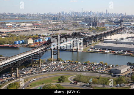 (170520) -- NEW YORK, 20 mai 2017 (Xinhua) -- Photo prise le 15 octobre 2015 présente le site de construction du projet de réhabilitation de Pulaski Skyway effectuée par China Construction America à New Jersey, aux États-Unis. La construction de la Chine du Nord, une entreprise de construction chinoise, a commencé son activité aux États-Unis en 2000 avec seulement 12 employés et moins de 10 millions de dollars de revenus annuels. En 2016, il employait quelque 2 000 travailleurs, 98  % sont américains. Ses revenus ont augmenté de 2 milliards de dollars. L'investissement étranger direct (IED) entre la Chine et Etats-Unis atteindre Banque D'Images