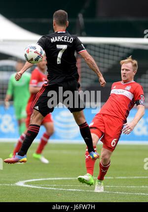 Washington, DC, USA. 20 mai, 2017. 20170520 - Chicago Fire terrain DAX MCCARTY (6) passe autour de D.C. United terrain MARCELO SARVAS (7) dans la première moitié au Stade RFK à Washington. Credit : Chuck Myers/ZUMA/Alamy Fil Live News Banque D'Images