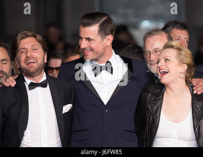 Cannes, France. 20 mai, 2017. Ruben Directeur Ostende (L), l'acteur Claes Bang (C) et de l'actrice Elisabeth Moss posent sur le tapis rouge pour la projection du film 'The Square' en compétition au 70e Festival International du Film de Cannes à Cannes, France, le 20 mai 2017. Credit : Xu Jinquan/Xinhua/Alamy Live News Banque D'Images