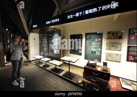 Qingdao, Chine, la province de Shandong. 20 mai, 2017. Un visiteur prend une photo de l'exposition au musée du film de Qingdao Qingdao, dans la province de Shandong en Chine orientale, le 20 mai 2017. Le musée du cinéma a ouvert ses portes au public le samedi. Credit : Wang Haibin/Xinhua/Alamy Live News Banque D'Images