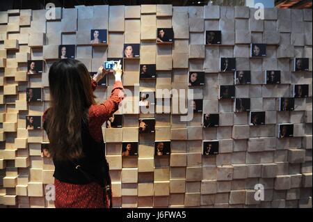 Qingdao, Chine, la province de Shandong. 20 mai, 2017. Un visiteur prend une photo de l'exposition au musée du film de Qingdao Qingdao, dans la province de Shandong en Chine orientale, le 20 mai 2017. Le musée du cinéma a ouvert ses portes au public le samedi. Credit : Wang Haibin/Xinhua/Alamy Live News Banque D'Images