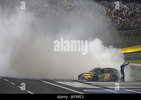 Concord, NC, USA. 20 mai, 2017. 20 mai 2017 - Concord, NC, USA : Kyle Busch (18) fait un burnout pour les fans après avoir remporté le championnat Monster Energy All-Star Race NASCAR à Charlotte Motor Speedway à Concord, NC. Crédit : Justin R. Noe Asp Inc/ASP/ZUMA/Alamy Fil Live News Banque D'Images