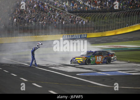 Concord, NC, USA. 20 mai, 2017. 20 mai 2017 - Concord, NC, USA : Kyle Busch (18) fait un burnout pour les fans après avoir remporté le championnat Monster Energy All-Star Race NASCAR à Charlotte Motor Speedway à Concord, NC. Crédit : Justin R. Noe Asp Inc/ASP/ZUMA/Alamy Fil Live News Banque D'Images