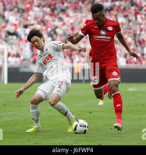 Cologne, Allemagne. 20 mai, 2017. Yuya Osako (L) de 1. FC Koeln et Jean-Philippe Gbamin de Mayence lutte pour le ballon pendant le match de Bundesliga à Cologne, Allemagne, le 20 mai 2017. Koeln a gagné 2-0. Credit : Ulrich Hufnagel/Xinhua/Alamy Live News Banque D'Images