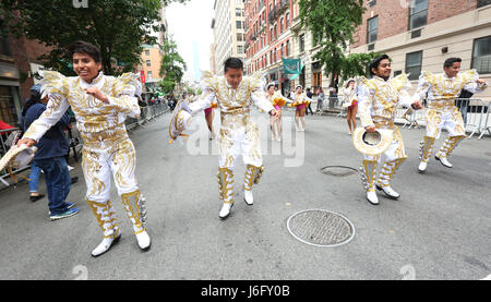 NEW YORK, NEW YORK - 20 mai : Les artistes interprètes ou exécutants à l'Alma Boliviana groupe de danse folklorique danse bolivienne de démontrer les Caporales au cours de la 11e parade de danse annuel sur la Place de l'Université de Greenwich Village le 20 mai 2017 à New York City, USA. (Photo par Sean Drakes/Alamy Live News) Banque D'Images