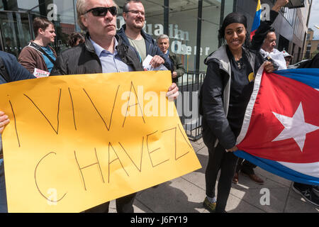 20 mai 2017 - Londres, Royaume-Uni - LONDRES, Royaume-Uni. 20 mai 2017. Les gens protester devant le gardien à Londres, appelant à mettre fin aux mensonges et la censure de la presse britannique sur les événements au Venezuela. Ils disent que les troubles actuels est un coup d'extrême droite tentent de renverser le Président Maduro et la classe ouvrière de la révolution bolivarienne, soutenue par les Etats-Unis, qui la dénature la presse vénézuélienne comme 'pro-démocratie" et omet de déclarer leurs attaques sur les hôpitaux, les écoles et les villes socialistes qui ont conduit à de nombreux décès. La réserve était au Guardian que récemment que le papier cal Banque D'Images