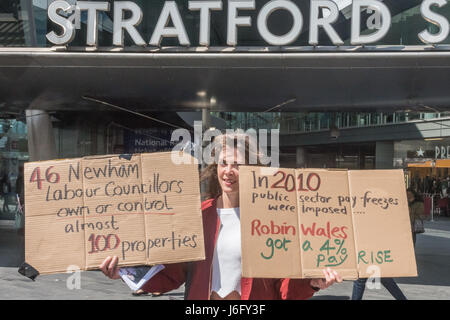 Londres, Royaume-Uni. 20 mai, 2017. Londres, Royaume-Uni. 20 mai 2017. Les militants du logement Focus E15 a lancé son dernier document, 'Le Newham Nag', basée sur Newham Council's fiche de renseignements, de le remettre à l'extérieur de Newham. Un ccmpaigner détient des affiches à l'extérieur de la station. Le document de cours et discours condamné Newham pour être le deuxième plus grand du pays emprunteur de LOBOs, risqués et coûteux des prêts à long terme qui ont donné lieu à 80  % des revenus des contribuables de Newham council allant directement aux banques les paiements d'intérêt. Il souligne aussi que Newham a 12 246 sans-abri - une en 27 de la r Banque D'Images