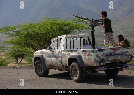 19 mai 2017 - Les forces pro-gouvernementales ont capturé trois villages sur une voie stratégique qui relie la ville de Taiz à la côte ouest du Yémen. Les forces pro-gouvernementales se sont engagés dans les combats contre l'Houthi forces et celles fidèles à l'ancien président Ali Abdullah Saleh dans la ville de Taiz au cours des deux années de crédit : Abdulnasser/Alseddik ImagesLive/ZUMA/Alamy Fil Live News Banque D'Images
